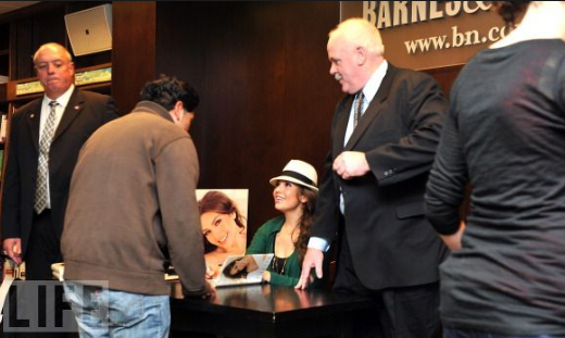 thalia_cada_dia_mas_fuerte_barnes_noble_nueva_york_new_NYC_9 thalia_cada_dia_mas_fuerte_barnes_noble_nueva_york_new_NYC_9