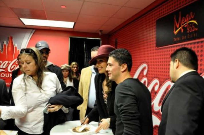 thalia_coke_lounge_cada_dia_mas_fuerte_chicago_firma_15
