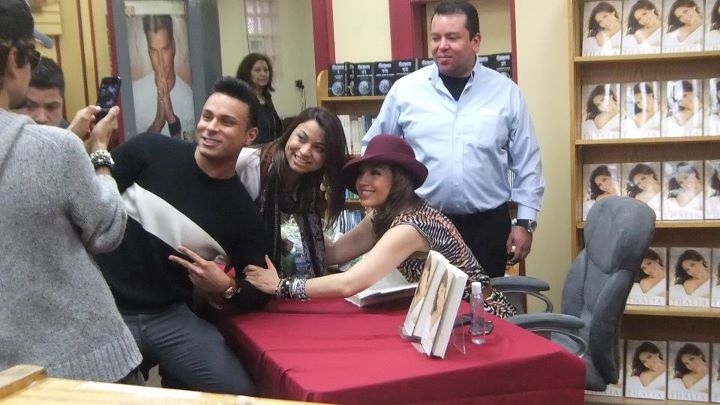 thalia_coke_lounge_cada_dia_mas_fuerte_chicago_firma_3