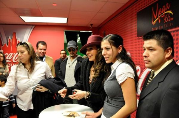 thalia_coke_lounge_cada_dia_mas_fuerte_chicago_firma_6