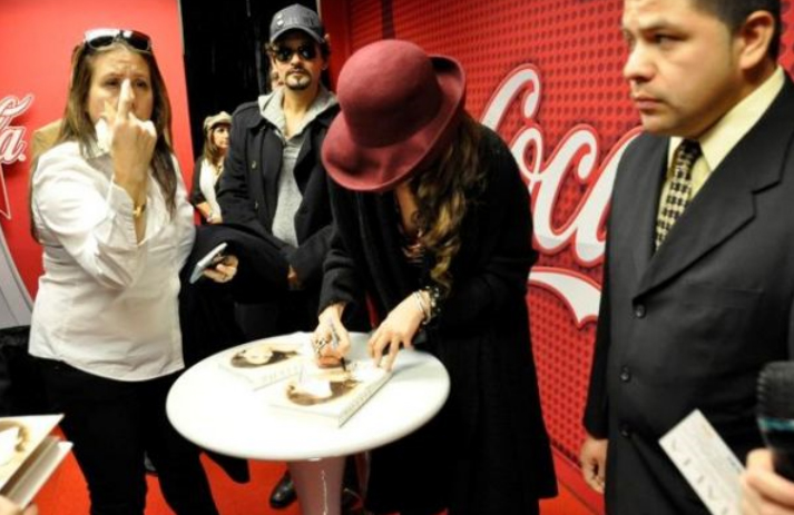 thalia_coke_lounge_cada_dia_mas_fuerte_chicago_firma_9